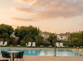 NEW! Luxury 3BR apartment with POOL & FREE parking