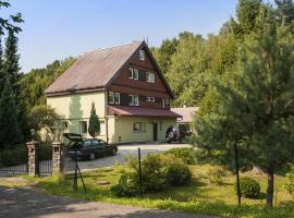 Half of a holiday home, large garden, terrace，位于兹姆巴克的酒店