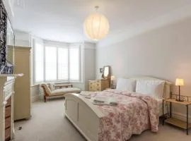 Spacious Seafront 3 Bed, 3 Bath Apartment Step Free Layout Free Parking