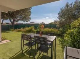 Modern apartment for 4 with private garden