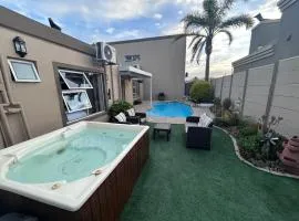 AquaPalms Hideaway - Family Friendly Pool & Hot Tub