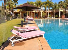 Palais Bohemia โรงแรมในEl Rhechat