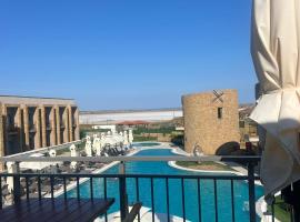 Blue Inn Hotel, hotel com piscina em G&ouml;k&ccedil;eada