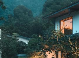 YunXi ChanYi Forest Soup Spring Resort Hotel ,Provides pick-up service and tea leaves,Drink Chinese wild tea leaves, hotel con alberca en Emeishan