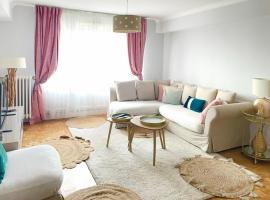 7 Guests, couchages- parking inclus- proche métro at door- 8min Paris, hotel a Cachan