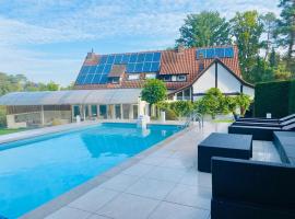 Luxe Vacation Villa with swimming pool, 5 bedrooms, hotel ad Aan de Wolfsberg