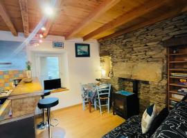 Ker Elisa 4 pers Maison de pêcheur à 50 m de la mer, hotell i Locquirec