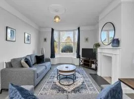 17 OutRisbygate St - Sleeps 6 with one private parking space