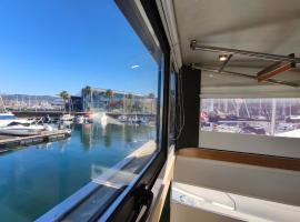 Casa Flotante en el Puerto de Vigo - Different Charter