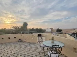 על הגג במדבר