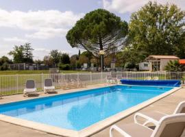 Camping 3 étoiles - Piscine - ccaffdc, hotel v destinácii Saintes