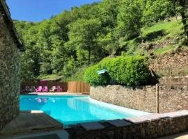 ZEcamping3 avec piscine bar et restaurant en bord de ruisseau