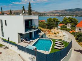 SEAPHORIA Luxury Modern Villa, hotel u gradu Trogir