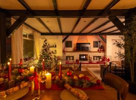 Luxury Christmas House with Fireplace, Full Festive Décor & Optional Hot Tub, hotel i Staines