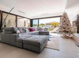 Villa Boston luxury home with pool and Cali vibes, Hotel in Grau-dʼAgde