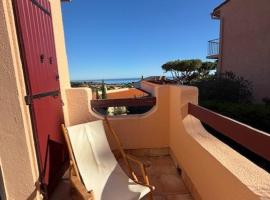 6AMB38 Superbe Villa avec terrasses dans résidence avec piscine commune，位于科利尤尔的酒店