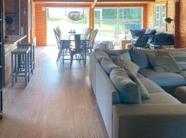 Log Cabin With Hot Tub And Fjord View, hotel in Lundø