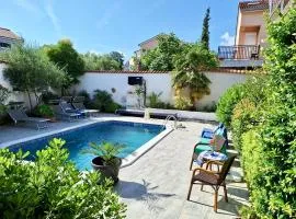 Apartment with private pool and arbor
