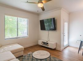 Resort-Style 3RB-2BR-1BR Retreat, Pool, Gym, Parking, hotel in Tempe