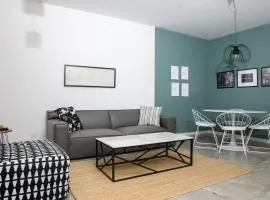 Bright 2BR by Pedieos Park, near Old Town