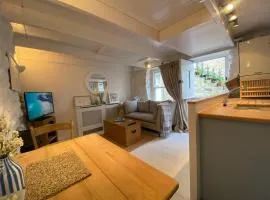 SEA-AH-NA SIDE COTTAGE - Steps from the Beach Grade II Listed Refurbished Romantic Getaway