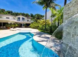 Mansão Pé na Areia no Condomínio Cocanha