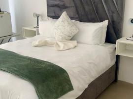 Suuka Guest House، فندق في والفيز باي