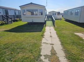 Seaside escape at Nab Tower Lane, hotel v destinaci Selsey