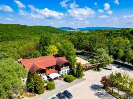 Pollushof Panzió és Étterem, Hotel in Csolnok