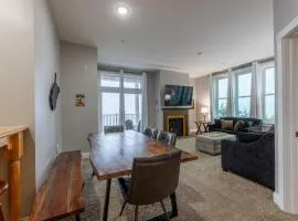 Snowshoe Village Ski-in - Ski-out Condo w Hot Tub