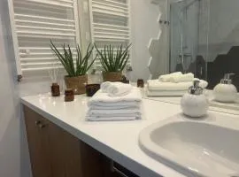 Apartament Niebieski Centrum Sarbinowo w budynku z restauracją, BASEN ZEWNĘTRZNY, PARKING W CENIE