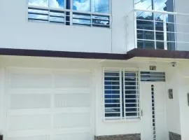 Casa moderna 3 niveles con parqueadero doble