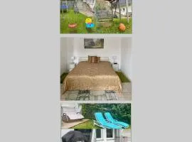 Gemütliche 2 Zimmer Ferienwohnung mit Terrasse Fernsehsessel Spülmaschine Grill Schaukel, fußläufig zu S-Bahn nach München und See, ideal zum Entspannen aber auch zum Arbeiten