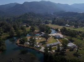 L'camp and cafe' Kohchang, hotel en Trat