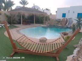 Villa sunbeach Djerba avec piscine privée, ξενοδοχείο σε Taguermess