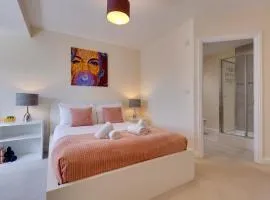 Modern House with Free Parking & Superfast WiFi