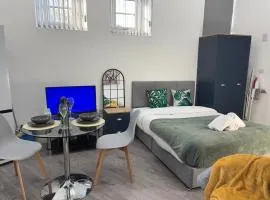 Modern Studio - Central Location - Parking & Wi-Fi