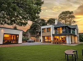 Arden House - Luxury Home with Hot Tub - Games Room - Fire Pit