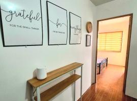 Casa Deña Lawa - Cozy Staycation in Calamba, hotel in Calamba