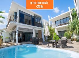 Villa Alizée - Boutique Hôtel Expérience - Idéal Couples & Pros - Piscine - Restaurant - Rooftop bar - Parking privé - 10min Port-Louis - Ambiance Tropical chic & authentique, hotel a Port Louis