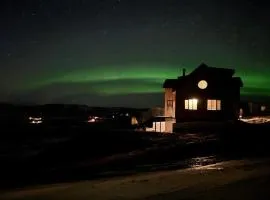 Northern Lights Above - Skylight Views From Bed