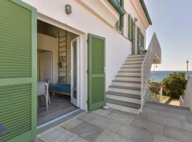 Bilocale Capraia - terrazza vista mare, hotel in Pomonte