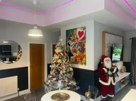 CHRISTMAS Woodlands Lodge & Hottub