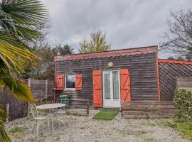 Petit Chalet idéal à la campagne avec parking, hôtel à Auguaise