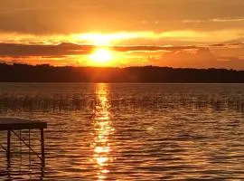 Peaceful 4-bed getaway across from Clam Lake
