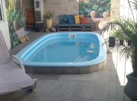 Kitnet mobiliado da Nice - FUNDOS, hotel a Guaíba