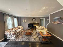 Tranquil 1950 Vintage Cottage Near DC, hotel em Vienna