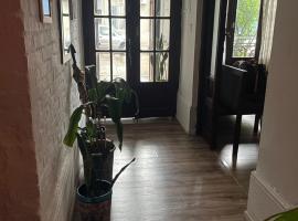 Bed in a room 2 blocks from Tres Cruces and PB, ξενοδοχείο που δέχεται κατοικίδια σε San Gregorio de Polanco