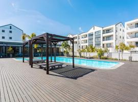 The Sandown 2BR apartment with pool, hotel en Cape Town