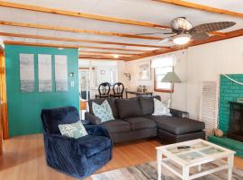 Dog-Friendly Cottage with Backyard & Beach Vibes!, hotel i Seabrook